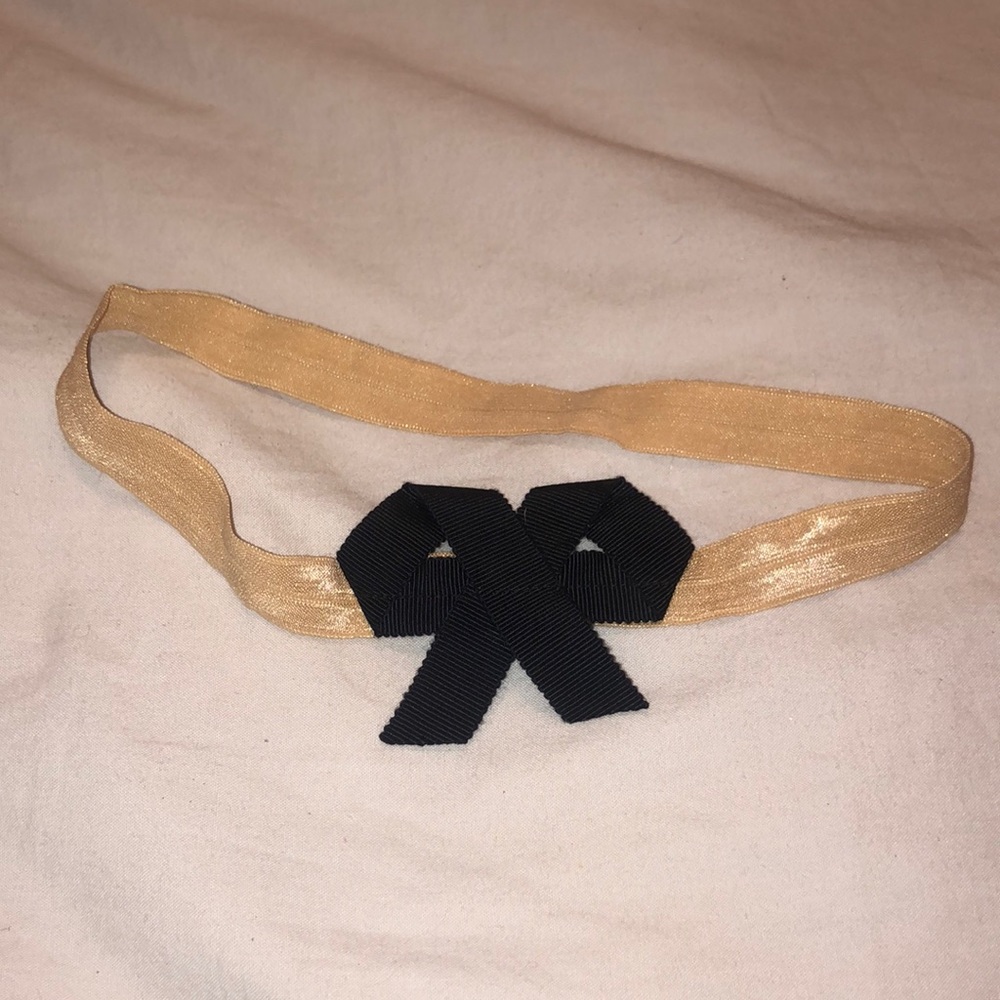 Elastic beige headband with black bow